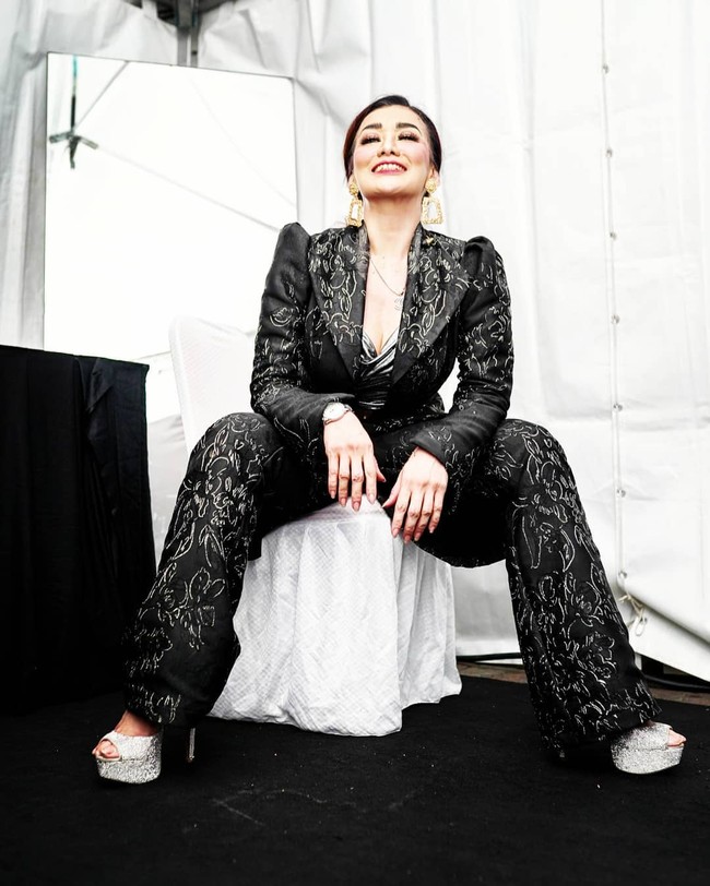 Setelan dengan embellishment yang berkilauan dan platform heels sukses memancarkan aura glamor mantan istri mendiang Adjie Massaid itu. (Foto: Instagram/@rezaartameviaofficial)