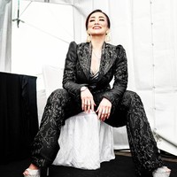 Setelan dengan embellishment yang berkilauan dan platform heels sukses memancarkan aura glamor mantan istri mendiang Adjie Massaid itu. (Foto: Instagram/@rezaartameviaofficial)