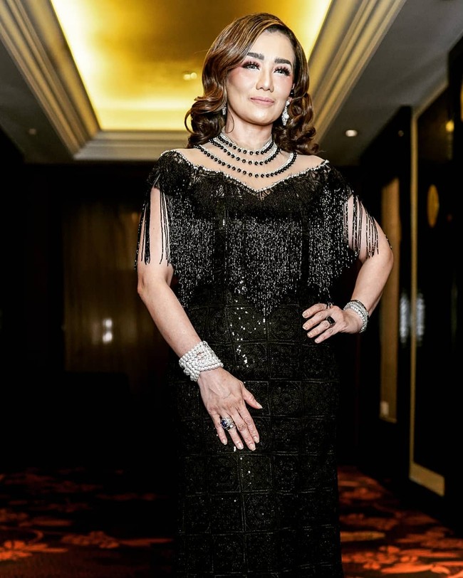 Setelah vakum dari industri musik Tanah Air, Reza Artamevia mulai eksis kembali beberapa tahun terakhir. Untuk aksi panggungnya, perempuan 45 tahun itu selalu bersolek dengan gaya glamor. (Foto: Instagram/@rezaartameviaofficial)