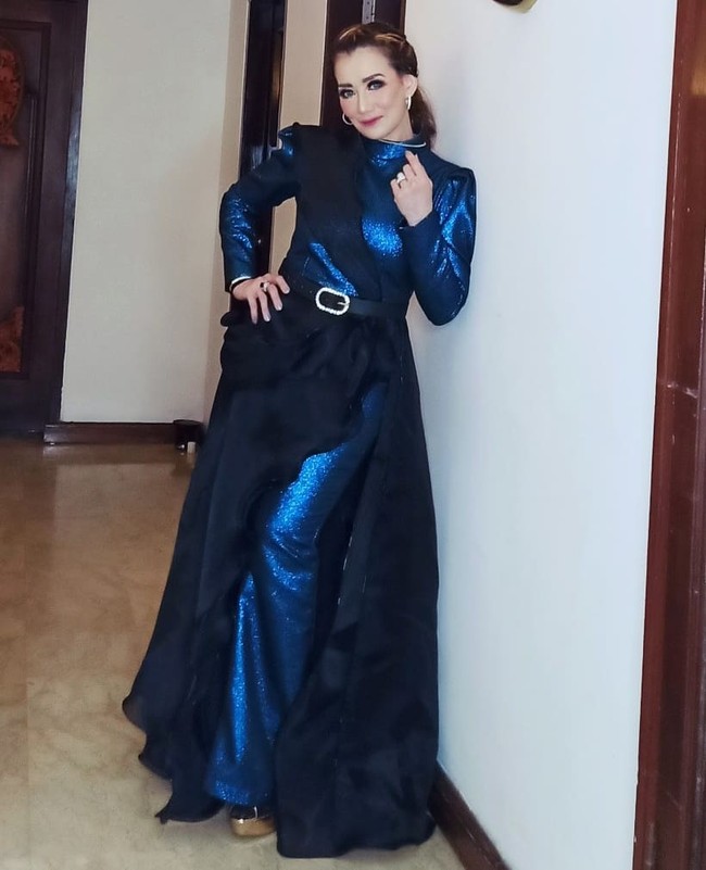 Gaun biru yang mengilap dengan layering tambahan yang dramatis menemani Reza saat tampil di sebuah acara. (Foto: Instagram/@rezaartameviaofficial)