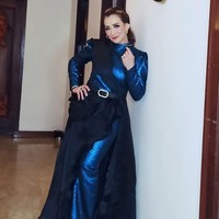 Gaun biru yang mengilap dengan layering tambahan yang dramatis menemani Reza saat tampil di sebuah acara. (Foto: Instagram/@rezaartameviaofficial)