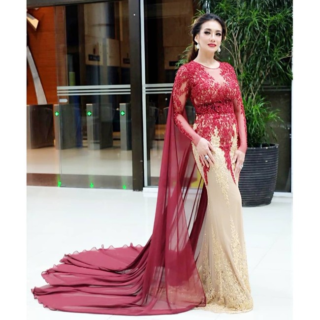 Kebaya pun tetap yang dipilih bernuansa glamor. Dalam sebuah kesempatan, ia memakai gaun bersiluet kebaya dengan lengan yang menjuntai. (Foto: Instagram/@rezaartameviaofficial)