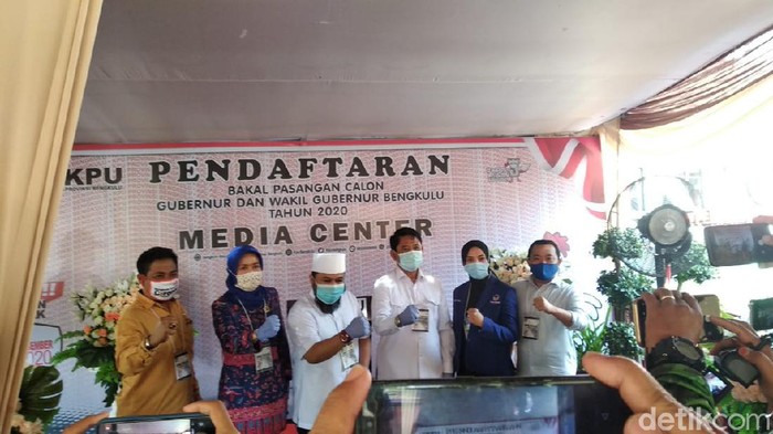 Helmi Hasan-Muslihan Diding Soetrisna mendaftar ke KPU untuk maju Pilgub Bengkulu.