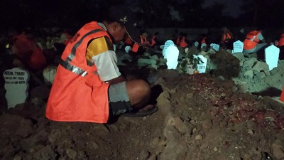 Pelanggar Protokol Kesehatan Dihukum Ngaji di Makam Pasien COVID-19