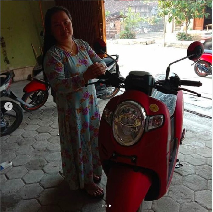 Ibu siti belimotor pakai uang Rp 1.000