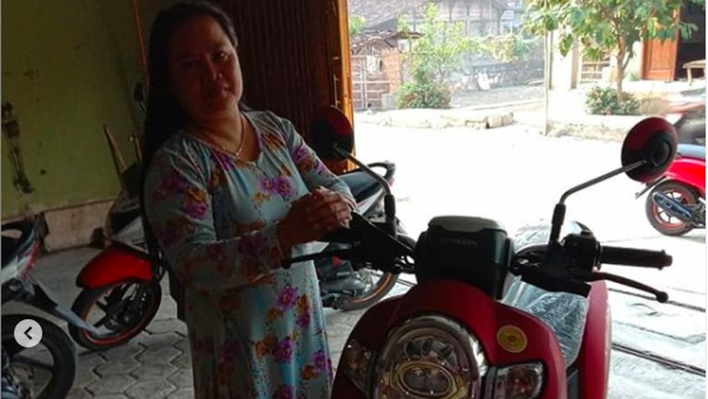 Ibu siti belimotor pakai uang Rp 1.000 Ibu siti belimotor pakai uang Rp 1.000