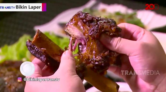 Iga Sapi Bakar Pakai Kuah Tengkleng yang Sedap
