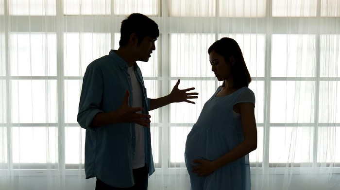 Ilustrasi Ibu Hamil silhouette of pregnant couple arguing and quarreling at home