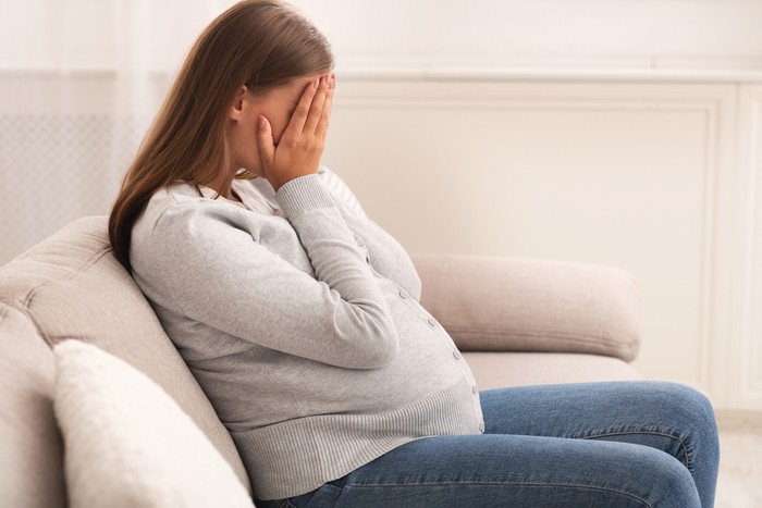 Ilustrasi Ibu Hamil silhouette of pregnant couple arguing and quarreling at home
