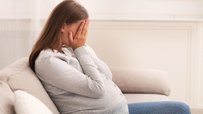 silhouette of pregnant couple arguing and quarreling at home