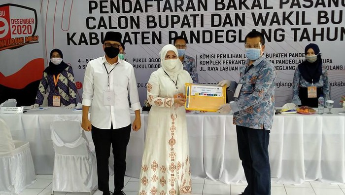 Irna Narulita-Tanto Arban daftar ke KPU pandeglang