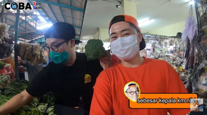 Keseruan Orang Korea Blusukan di Pasar Indonesia