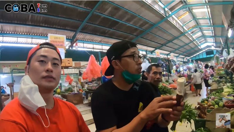 Keseruan Orang Korea Blusukan di Pasar Indonesia