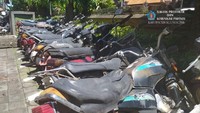 Namun jika dilihat memang kendaraan yang lelang ini bukan kendaraan yang siap pakai, melainkan kendaraan scrap jika boleh diartikan kendaraan yang sudah tidak layak. Wah semoga ajang lelangnya berhasil lancar ya. Foto: dok. Bagian Protokol dan Komunikasi Pimpinan Kabupaten Klungkung