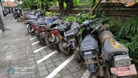 Selanjutnya Objek Lelang 1 (unit) paket kendaraan roda dua sejumlah 42 unit dalam kondisi scrap dengan nilai limit senilai Rp 7.755.000 ,- dan uang tunai senilai Rp 3.800.000 ,-. Foto: dok. Bagian Protokol dan Komunikasi Pimpinan Kabupaten Klungkung