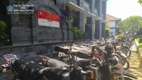 Adapun beberapa syarat lelang diantaranya yakni penawaran lelang bisa dilakukan dengan cara online melaui akun website hhtps://lelang.go.id syarat ketentuan dan tata cara dapat dilihat pada menu Informasi penting : Prosedur Lelang dan Syarat dan Ketentuan pada domain tersebut. Peserta lelang wajib menyetor uang jaminan penawaran lelang ke nomor Virtual Accout (VA) yang diperoleh setelah memilih objek lelang yang diikuti pada website dan harus efektif diterima KPKLN selambat-lambatnya 1 (satu) hari sebelum pelaksanaan lelang. Foto: dok. Bagian Protokol dan Komunikasi Pimpinan Kabupaten Klungkung