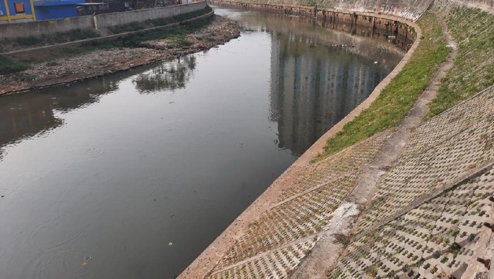 Lokasi penemuan mayat pria terikat di Kali Ciliwung