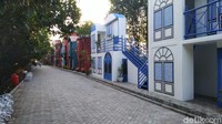 Setelah melewati Torii, di sisi kanan berjajar bangunan replika tampak depan dari model bangunan khas dari 5 negara yaitu Jepang, Santorini Yunani, Turky, Meksiko dan Arab.