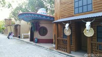 Desain bangunan Lumina terbilang unik dan sangat menarik perhatian, salah satunya bangunan khas Meksiko yang kemudian diberi topi sombrero raksasa.