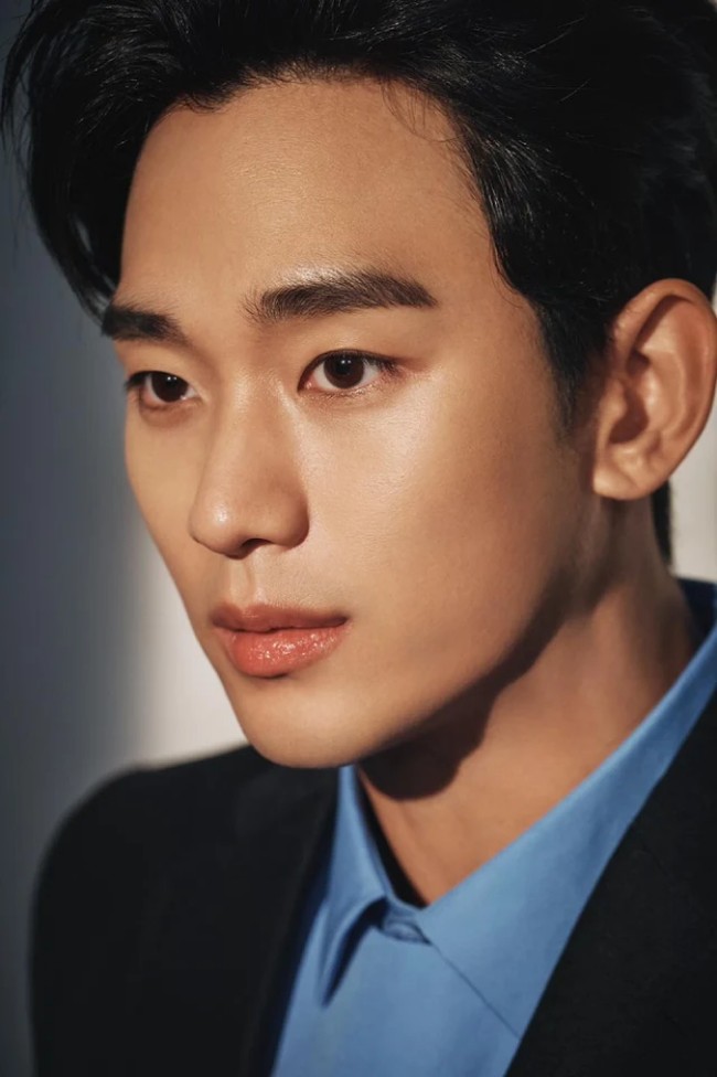 1. Kim Soo HyunPosisi pertama ditempati oleh Kim Soo Hyun yang tahun lalu menjadi aktor berbayaran termahal. Tak hanya tampan, para penonton dan netizen pun menyukainya karena terbukti berbakat dalam berakting.   Foto: YouTube