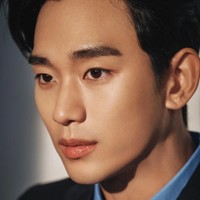 1. Kim Soo HyunPosisi pertama ditempati oleh Kim Soo Hyun yang tahun lalu menjadi aktor berbayaran termahal. Tak hanya tampan, para penonton dan netizen pun menyukainya karena terbukti berbakat dalam berakting.   Foto: YouTube