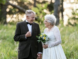 So Sweet, Pasangan Lansia Pemotretan Pakai Baju Pengantin dari 60 Tahun Lalu