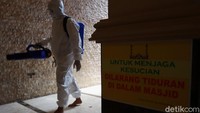 Setiap sudut yang ada di masjid tersebut disemprot disinfektan agar steril.