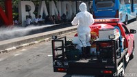 Penyemprotan dilakukan mulai dari jalan yang ada di sekitar Alun-alun Bandung, Jalan Sudirman, Otista hingga Dalam Kaum.