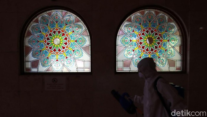 Untuk mengantisipasi penyebaran COVID-19, Tim Velok Pejaten Badan Intelejen Negara (BIN) melakukan penyemprotan disinfektan di Masjid Raya Provinsi Jabar dan jalan protokol.