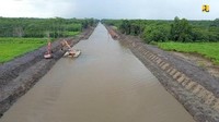 “Untuk tanaman padi dimulai dengan perbaikan saluran irigasi dan perbaikan jalan-jalan masuk (aksesibilitas) menuju kawasan food estate pada Oktober 2020. Sisanya 133.000 hektare akan dilanjutkan nanti 2021, sehingga akhir tahun 2021 kawasan estate padi seluas 165.000 selesai dikerjakan fisik semua dan mulai tanam full pada 2021,” kata Menteri Basuki saat rapat kerja terkait program pengembangan food estate di Kampus PUPR, (1/9/2020).Foto: Dok. Kementerian PUPR