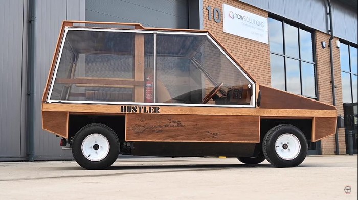 Mobil Kayu Mobil terbuat dari bahan kayu.