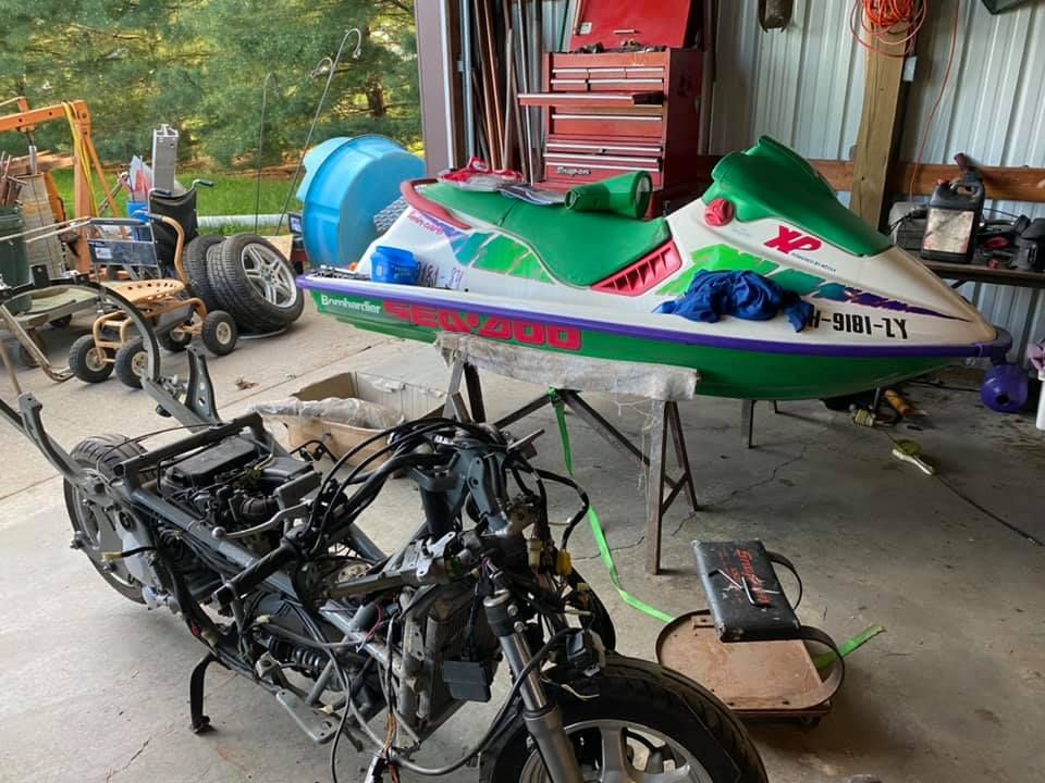 Motor ini menggunakan boydy jetski