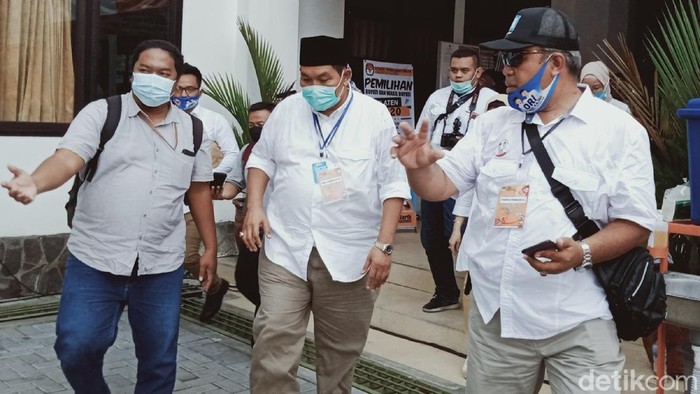 One Krisnata meninggalkan KPU usai mendaftar Pilkada Klaten, Sabtu (5/9/2020).