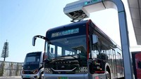 Bus sedang mengisi daya di sebuah terminal bus di Zhengzhou, Provinsi Henan, Tiongkok tengah, 18 Agustus 2020. Foto: Dok. Xinhua/Li An