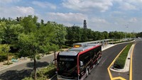 Ini adalah bus autopilot jalur 1 yang mengemudi sendiri di jalan di Zhengzhou, Provinsi Henan, China tengah. Foto: Dok. Xinhua/Li An