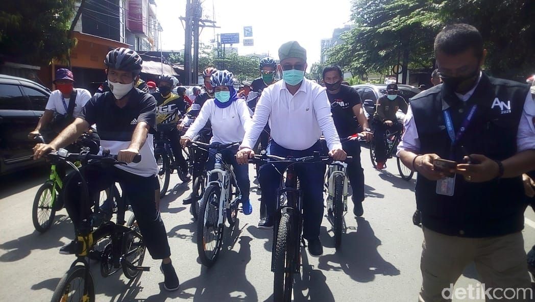 Pasangan Akhyar Nasution dan Salman Alfarisi mendatangi KPU Medan.