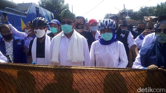 Pasangan Akhyar Nasution dan Salman Alfarisi mendatangi KPU Medan.