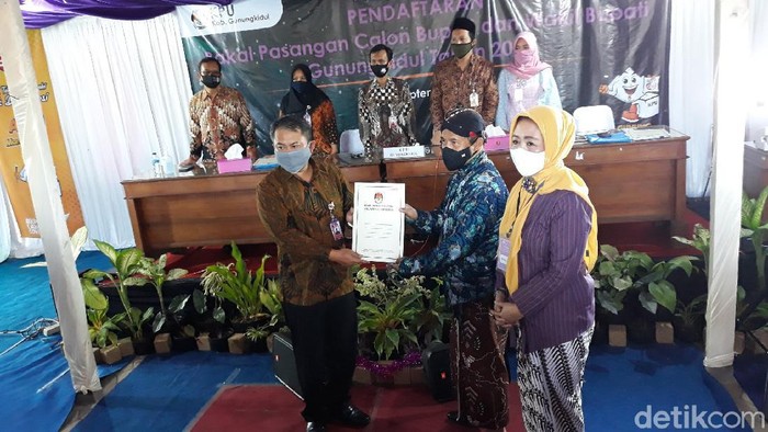Pasangan Immawan-Martanty mendaftar Pilkada Gunungkidul, Sabtu (5/9/2020).