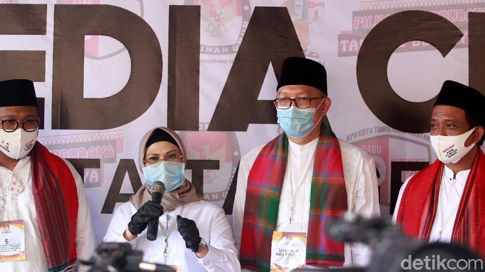 Putri Wapres Maruf Amin, Siti Nur Azizah bersama Ruhamaben didampingi partai pendukung mendaftar sebagai bakal calon wali kota ke KPU Tangerang Selatan, Banten, Sabtu (5/9/2020). Keduanya disokong oleh Partai Demokrat, PKS dan PKB.  Setelah pendaftaran, Siti Nur Azizah memotong tumpeng karena hari ini bertepatan dengan hari ulang tahunnya yang ke-48.