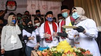 Setelah pendaftaran, Siti Nur Azizah memotong tumpeng karena hari ini bertepatan dengan ulang tahunnya yang ke-48.