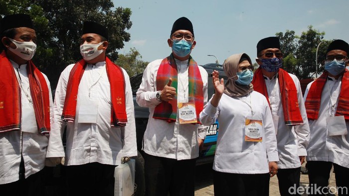 Putri Wapres Ma'ruf Amin Daftar Pilkada ke KPU Tangsel Putri Wapres Ma'ruf Amin, Siti Nur Azizah bersama Ruhamaben didampingi partai pendukung mendaftar sebagai bakal calon wali kota ke KPU Tangerang Selatan, Banten, Sabtu (5/9/2020). Keduanya disokong oleh Partai Demokrat, PKS dan PKB. Setelah pendaftaran, Siti Nur Azizah memotong tumpeng karena hari ini bertepatan dengan hari ulang tahunnya yang ke-48.