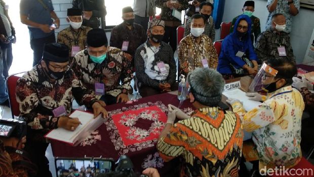 Rektor UNY Sutrisna Wibawa bersama Mahmud Ardi Widanto resmi mendaftar Pilkada Gunungkidul, Sabtu (5/9/2020).