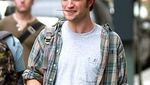Robert Pattinson Sering Tertangkap Kamera Paparazi saat Ngopi