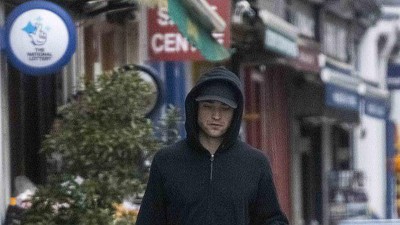 Robert Pattinson Sering Tertangkap Kamera Paparazi saat Ngopi