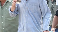 Ada banyak momen yang memperlihatkan kebiasaan ngopi Robert Pattinson. Seperti pada foto  ini, Robert tampak asyik menyeruput kopi sambil jalan. Foto: Instagram