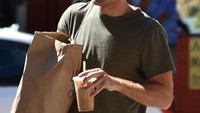 Nah, kalau yang satu ini adalah momen saat Robert memesan segelas kopi dengan beberapa makanan yang dikemas dalam paper bag berwarna coklat. Foto: Instagram