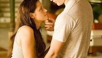 Adegan panas juga dijalani oleh Robert Pattinson dan Kristen Stewart di Twilight: Breaking Dawn Part 1. Foto: Instagram