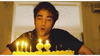 Tampak berbeda, ini adalah potret Robert Pattinson dengan kue ulang tahunnya saat usianya masih menginjak 22 tahun.  Foto: Instagram