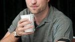 Robert Pattinson Sering Tertangkap Kamera Paparazi saat Ngopi