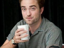 Potret Robert Pattinson, Pria Terganteng Sedunia Menurut Sains